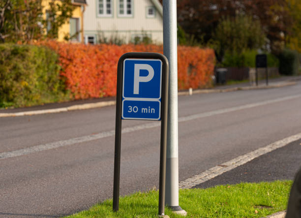 znak parkingowy, umożliwiający 30 minut parkowania.. - national landmark outdoors black and white horizontal zdjęcia i obrazy z banku zdjęć