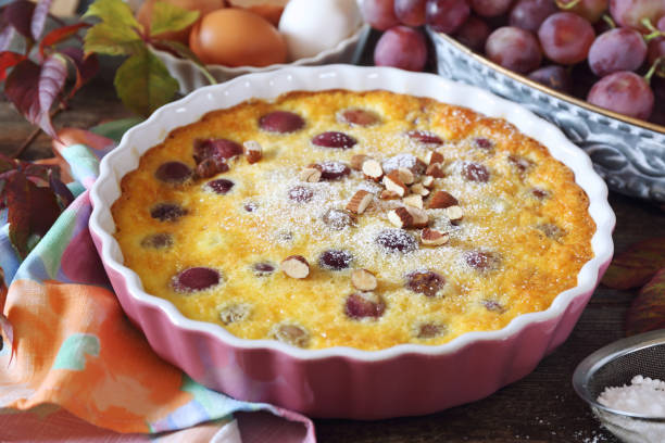 französische küche. rote trauben clafoutis, mandeln dressing - clafoutis stock-fotos und bilder