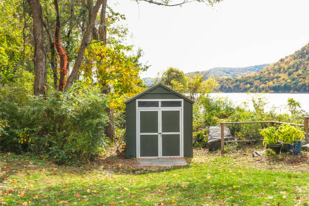 szopa magazynowa w jeziorze - forest hut window autumn zdjęcia i obrazy z banku zdjęć