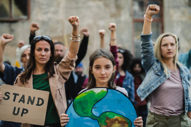 groep mensenactivisten die op straten, staking en demonstratieconcept protesteren. - climate stockfoto's en -beelden