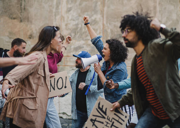 groupe de militants de personnes protestant dans les rues, grève, manifestation et combat concept. - riot photos et images de collection