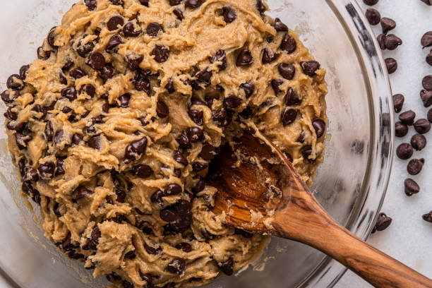 fare pastella al biscotto al cioccolato - chocolate chip cookie bakery chocolate homemade foto e immagini stock