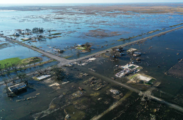 l’ouragan delta cause des dommages à la côte du golfe de louisiane - force de la nature photos et images de collection