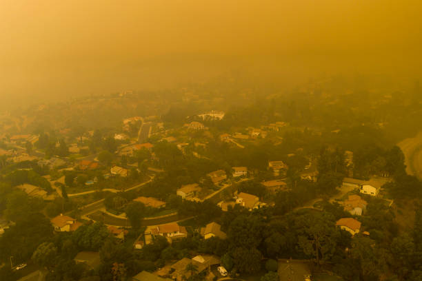 野火燃燒洛杉磯以東覆蓋在煙霧中的地區 - wildfire smoke 個照片及圖片檔