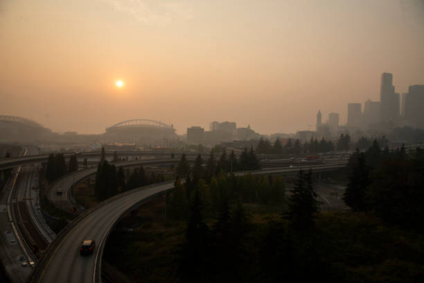 hazy seattle skyline durch waldbrand rauch - wildfire smoke stock-fotos und bilder