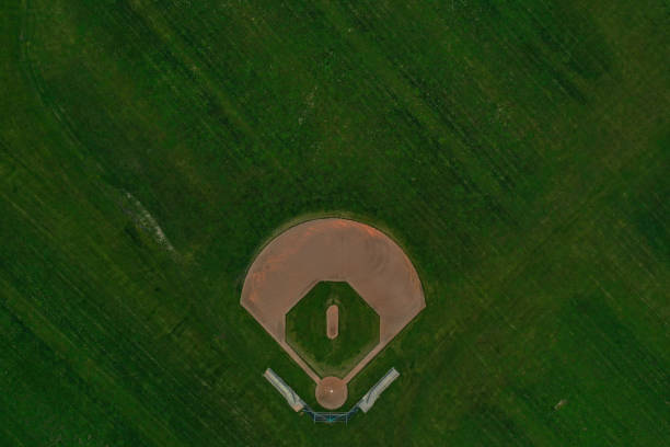 campo da baseball ricreativo rurale, vista drone - baseball field grass baseballs foto e immagini stock