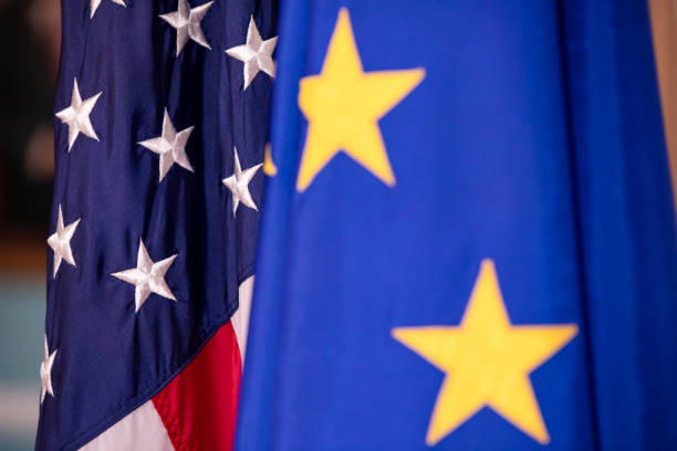 флаги европейского союза и соединенных штатов на выставке - флаг европейского союза стоковые фото и изображения
