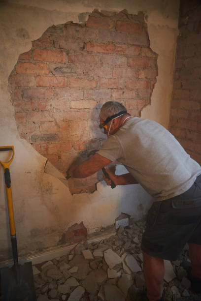 tradesman removing plaster - plasterer plaster wall dirty imagens e fotografias de stock