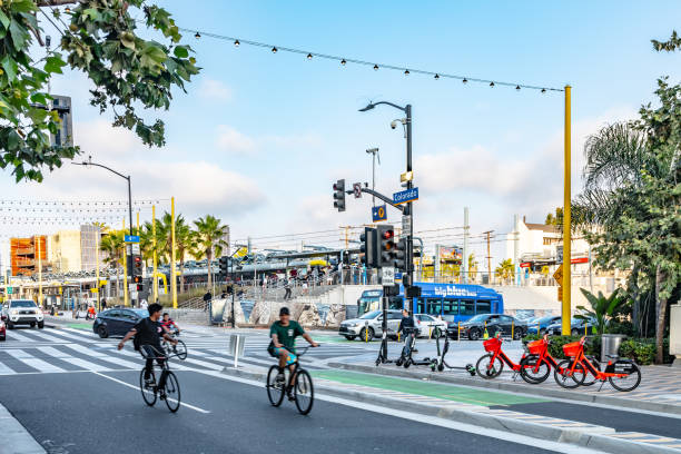 skrzyżowanie ulic w centrum santa monica w kalifornii - bicycle lane zdjęcia i obrazy z banku zdjęć