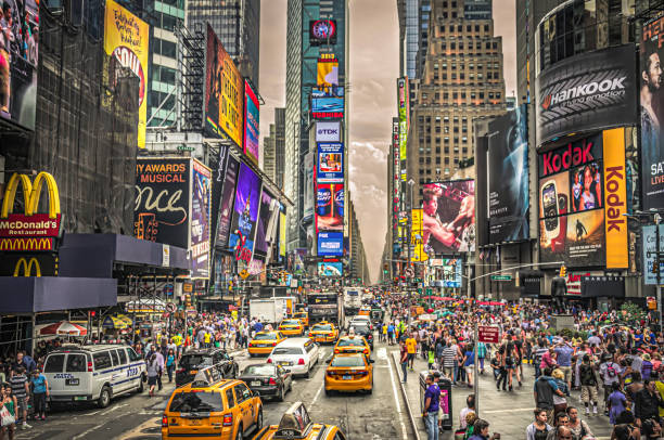 cena na times square - new york city usa traffic street - fotografias e filmes do acervo