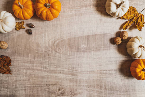 木製のテーブルにカボチャとナッツと幸せな感謝祭の日 - color image thanksgiving photography harvest festival ストックフォトと画像