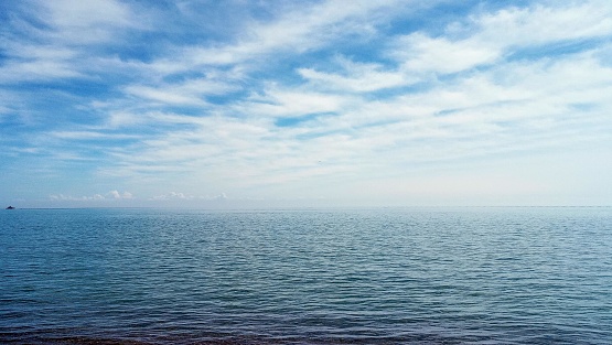 Lakeside Blue Sky con rachas de nubes photo