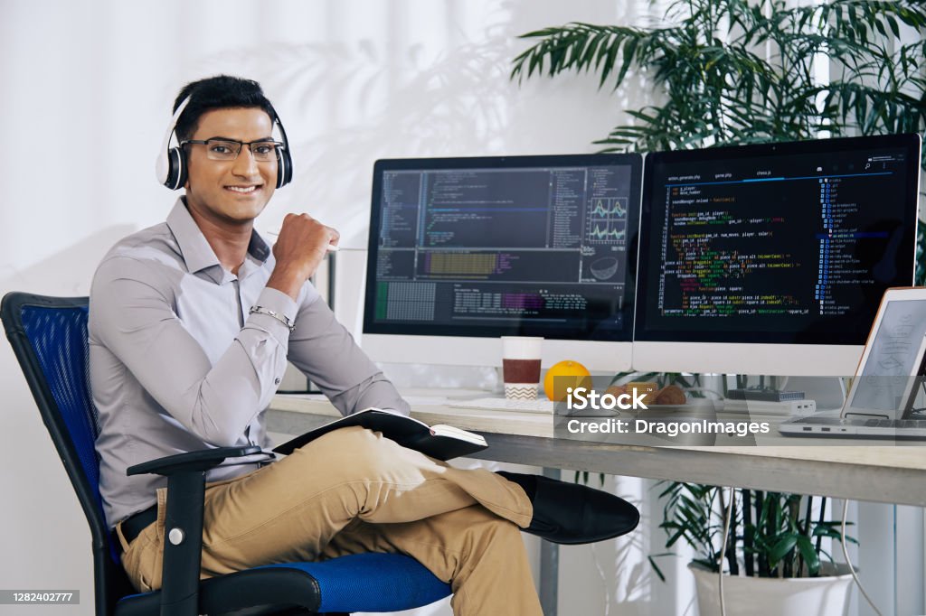 Indischer Coder Smiling Confident Indian Coder Stock Photo - Download Image Now ...
