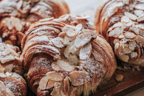 almond croissant piekarnia domowej roboty na stole. tradycyjna francuska taca śniadaniowa ze złotymi i chrupiącymi rogalikami. - bakery products zdjęcia i obrazy z banku zdjęć