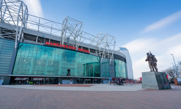 le stand est du stade de football d’old trafford, old trafford est le plus grand stade de manchester united club de football. - football coach business ball photos et images de collection