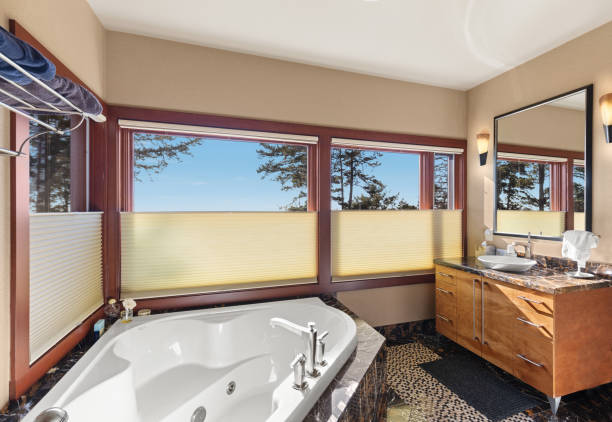 window treatments and blinds im badezimmer mit badewanne - pleated stock-fotos und bilder