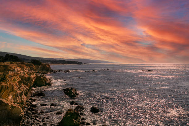 sea ranch: zachód słońca: ocean spokojny w północnej kalifornii. morskie ranczo w kalifornii - mendocino county northern california california coastline zdjęcia i obrazy z banku zdjęć