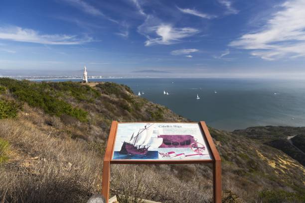 monumento nacional juan de cabrillo, point loma califórnia - san diego california skyline san diego bay panoramic - fotografias e filmes do acervo