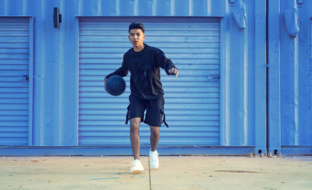 adolescente cubano practicando baloncesto porque es todo acerca de los movimientos - miami basketball fotografías e imágenes de stock