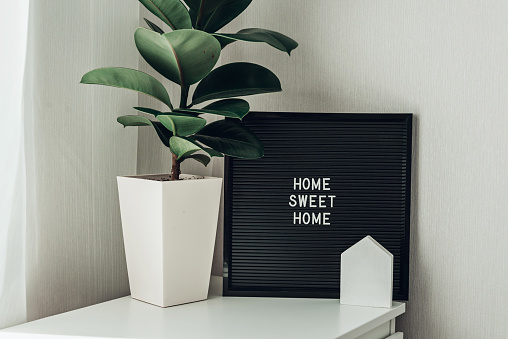 Cita inspiradora hogar dulce hogar en carta negra. En interior claro, estilo de vida. photo