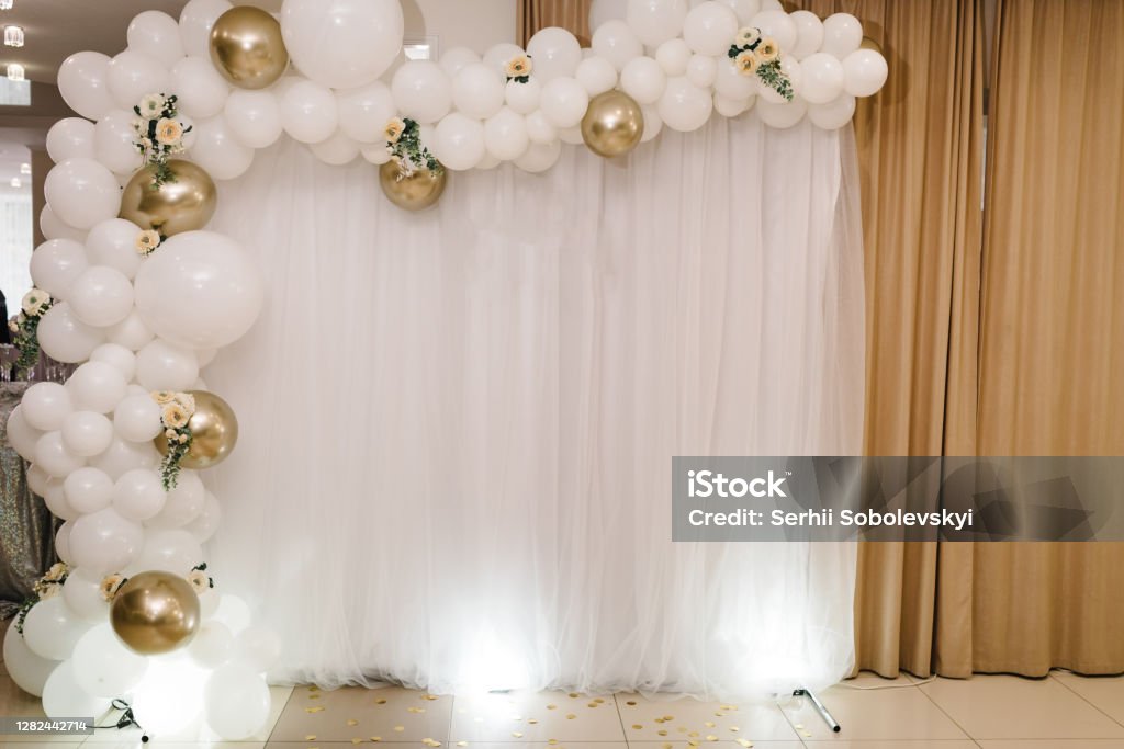 Boda Arco Sobre Globos De Fondo Decoración De Fiesta Copiar Espacio Concepto De Celebración Fotopared Espacio De Decoración De La Boda O Lugar De Globos Y Flores De Color Blanco Y Oro Boda Arco Sobre Globos De Fondo Decoración De Fiesta Copiar Espacio Concepto De Celebración Fotopared Espacio De Decoración De La Boda O Lugar De Globos Y Flores De Color Blanco Y Oro