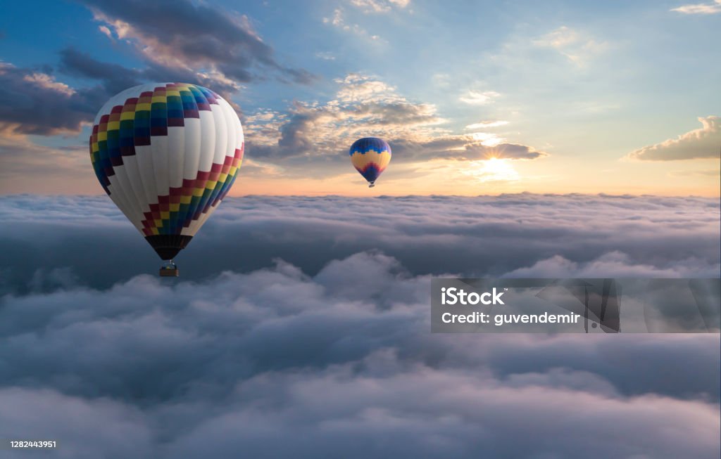 Bunte Heißluftballon fliegen über den Wolken - Lizenzfrei Heißluftballon Stock-Foto