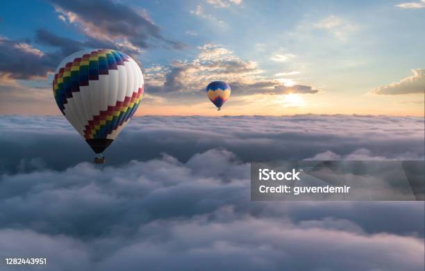 Bunte Heißluftballon Fliegen Über Den Wolken Stockfoto und mehr Bilder von Heißluftballon - Heißluftballon, Wolke, Wolkengebilde