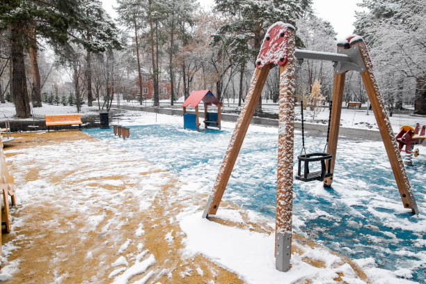 冬の風景。空の雪の遊び場の風景。雪の下の都市公園の美しい景色。2020年3月18日 トルコ - snow winter bench park ストックフォトと画像