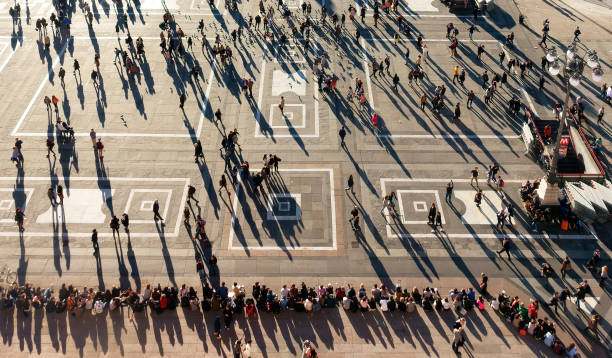 人々の交差点の空中写真。社会的な概念を離散させる。 - aerial view city urban scene italy ストックフォトと画像