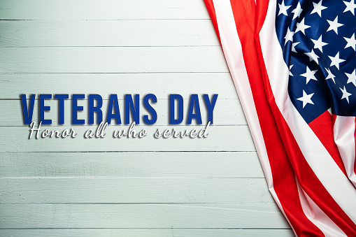 Día de los veteranos. Honrando a todos los que sirvieron. Bandera americana sobre fondo de madera. photo