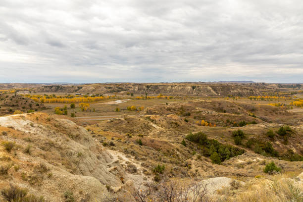 vista panorámica en el parque nacional de dakota del norte - highway 94 fotografías e imágenes de stock