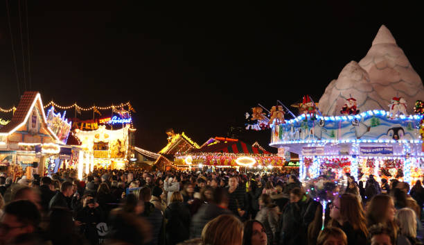 feira de diversão temática de natal no hyde park com passeios de atração e um mercado de natal. - winter wonderland londres - fotografias e filmes do acervo