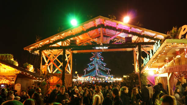 アトラクションの乗り物とクリスマスマーケットとハイドパークのクリスマスをテーマにしたファンフェア。 - ウィンターワンダーランド ストックフォトと画像