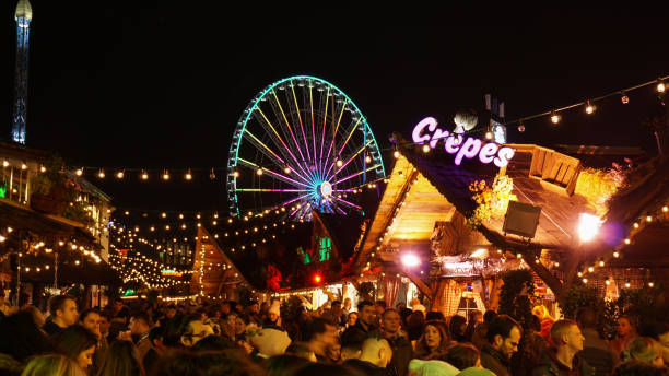 feira de diversão temática de natal no hyde park com passeios de atração e um mercado de natal. - winter wonderland londres - fotografias e filmes do acervo