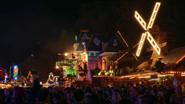 アトラクションの乗り物とクリスマスマーケットとハイドパークのクリスマスをテーマにしたファンフェ��ア。 - ウィンターワンダーランド ストックフォトと画像