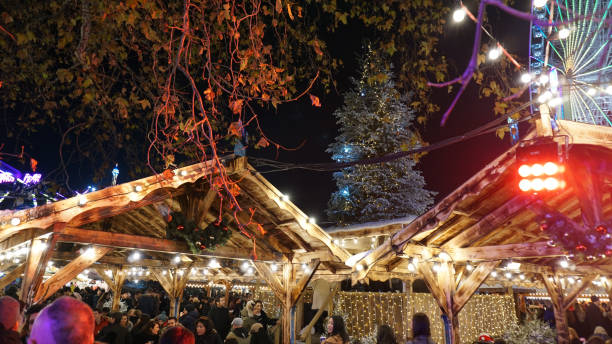 アトラクションの乗り物とクリスマスマーケットとハイドパークのクリスマスをテーマにしたファンフェア。 - ウィンターワンダーランド ストックフォトと画像