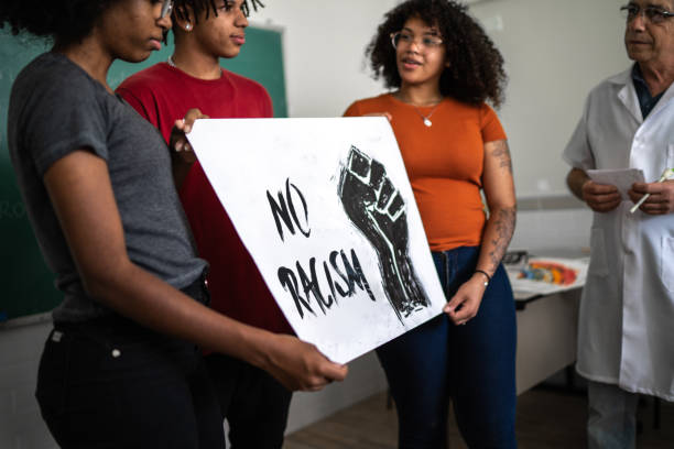 étudiants faisant une présentation au sujet du racisme - presentation poster student classroom photos et images de collection