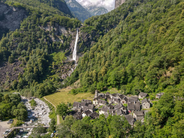 il villaggio di foroglio sulla valle di bavona in svizzera - waterfall falling water maggia valley switzerland foto e immagini stock