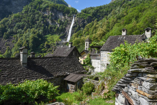 il villaggio di foroglio sulla valle di bavona in svizzera - waterfall falling water maggia valley switzerland foto e immagini stock