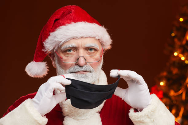 istock Santa protecting himself in pandemic 1282467020
