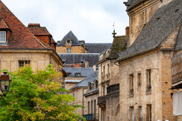 Sarlat-la-Canéda. Street in the city centre. Dordogne. New Aquitaine Shot at 18/135, 200 iso, f 9, 1/160 second sarlat la caneda stock pictures, royalty-free photos & images