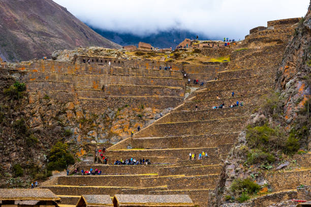 kuvapankkikuvat ja rojaltivapaat kuvat aiheesta turisteja kivinen ollantaytambo bastille - valle