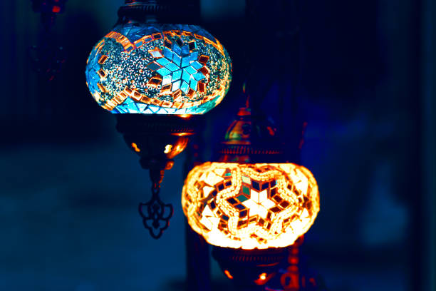 lampes turques au fond bleu foncé - luxury illuminated ornate christmas decoration photos et images de collection