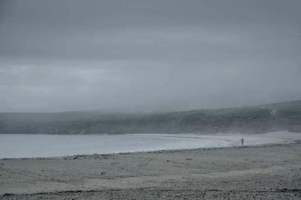 해변에서 안개 낀 날 - shetland islands north sea beach sea 뉴스 사진 이미지