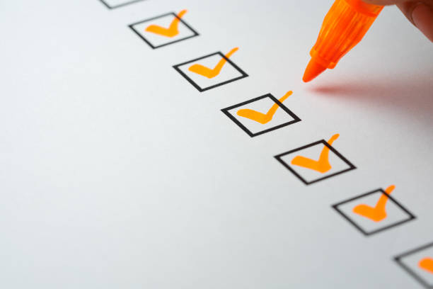 orange markierung auf checklistenbox mit stift, checklistenkonzept - checkliste stock-fotos und bilder