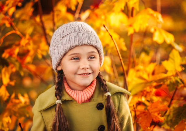menina de 5 anos de idade com outono maple folhas risos - child 4 5 years laughing little girls - fotografias e filmes do acervo
