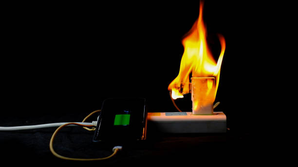 l'adattatore di alimentazione brucia con il fuoco mentre il telefono cellulare è in ricarica - electricity fire circuit board short foto e immagini stock