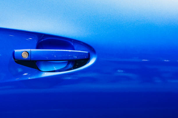 close up detail of a bright blue car door handle showing the detail of the design and smooth lines and shapes - car car door green part of imagens e fotografias de stock