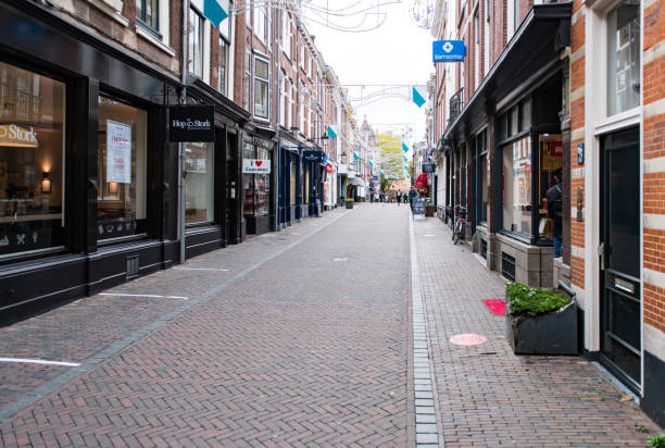 kuvapankkikuvat ja rojaltivapaat kuvat aiheesta lähes tyhjä ostoskatu utrechtissa - shopping street in utrecht netherlands