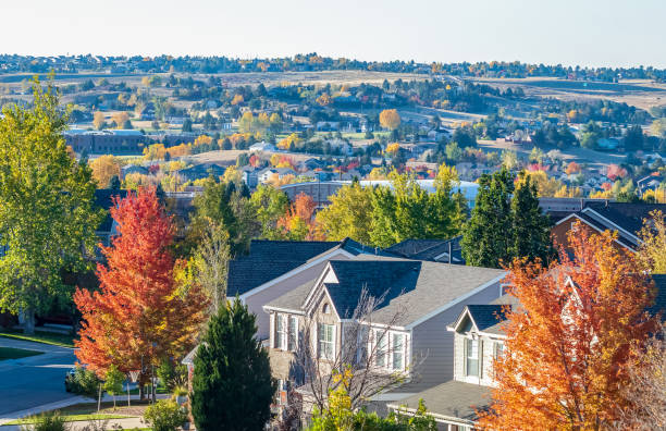 colorado living. centennial, colorado - denver metro area residential autumn panorama con vista su una front range - mountain mountain range colorado autumn foto e immagini stock